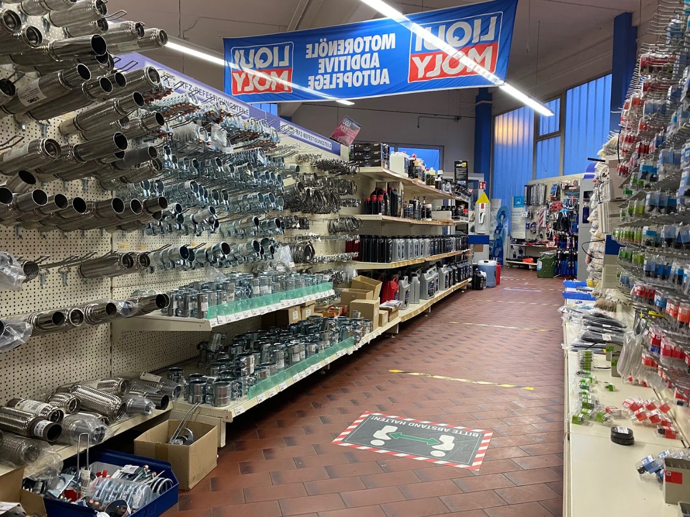 Im Laden von Autoteile Gastl